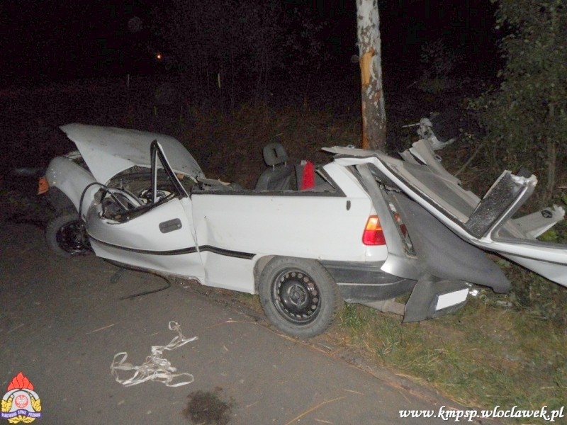 Opel astra uderzył w drzewo