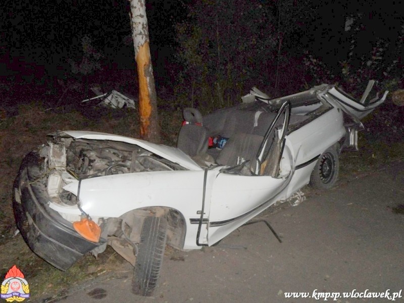 Opel astra uderzył w drzewo