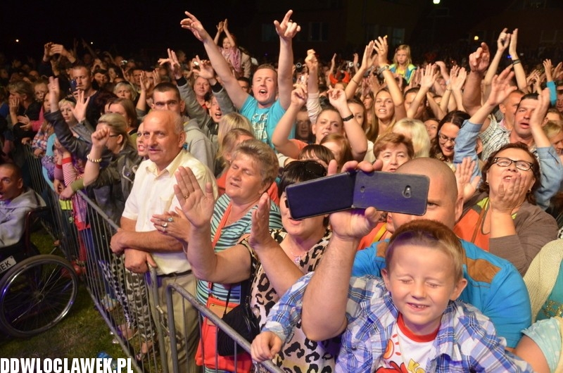 Koncert zespołu Boys na dożynkach w Karnkowie