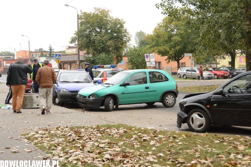 Zderzyły się trzy ople corsa na Łanowej