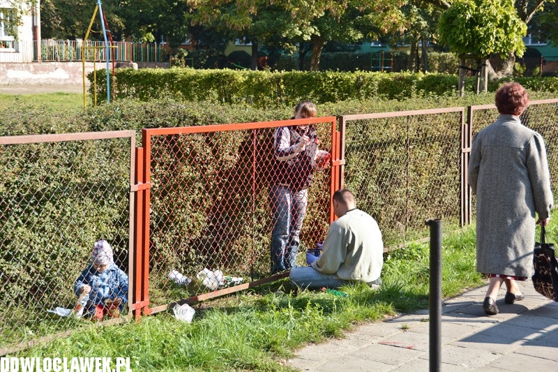 Rodzice pomalowali ogrodzenie Ekoludka