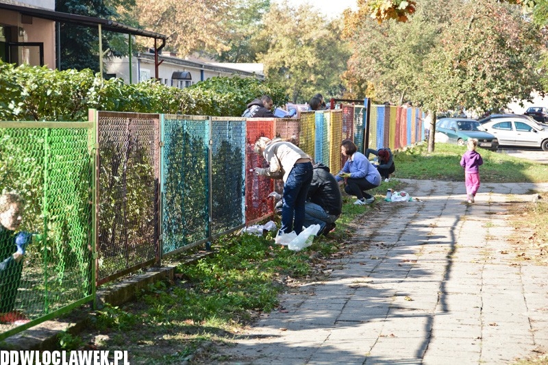 Rodzice pomalowali ogrodzenie Ekoludka