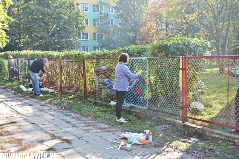 Rodzice pomalowali ogrodzenie Ekoludka