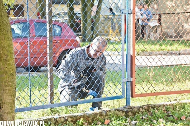 Rodzice pomalowali ogrodzenie Ekoludka