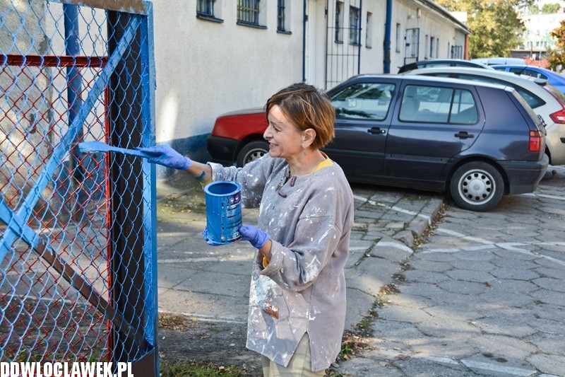 Rodzice pomalowali ogrodzenie Ekoludka