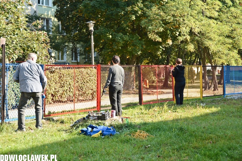 Rodzice pomalowali ogrodzenie Ekoludka