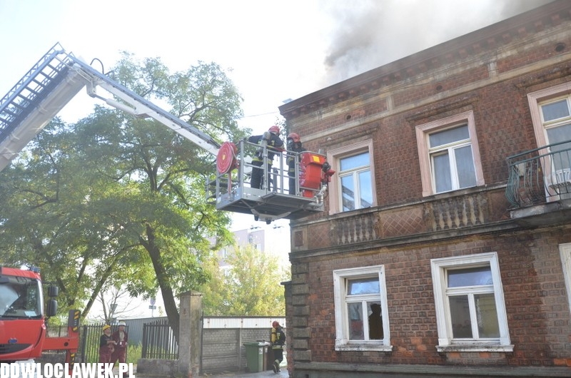 Pożar na ul. Łęgskiej. Sześć zastępów w akcji