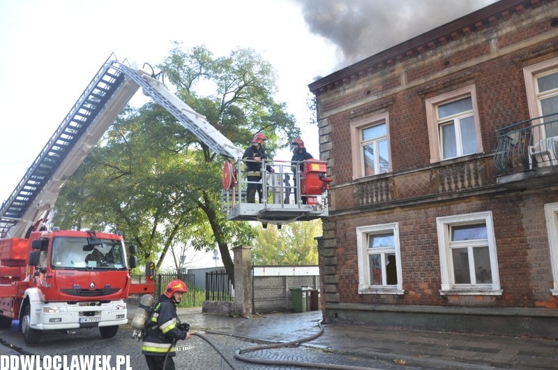 Pożar na ul. Łęgskiej. Sześć zastępów w akcji