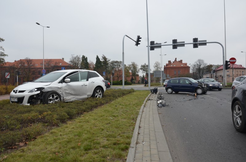 Groźne zderzenie dwóch aut na Okrzei
