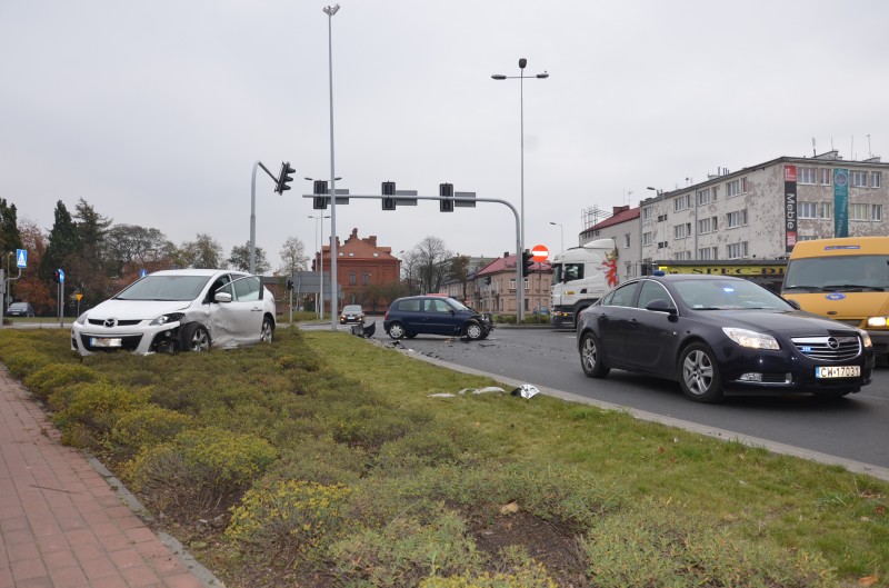 Groźne zderzenie dwóch aut na Okrzei