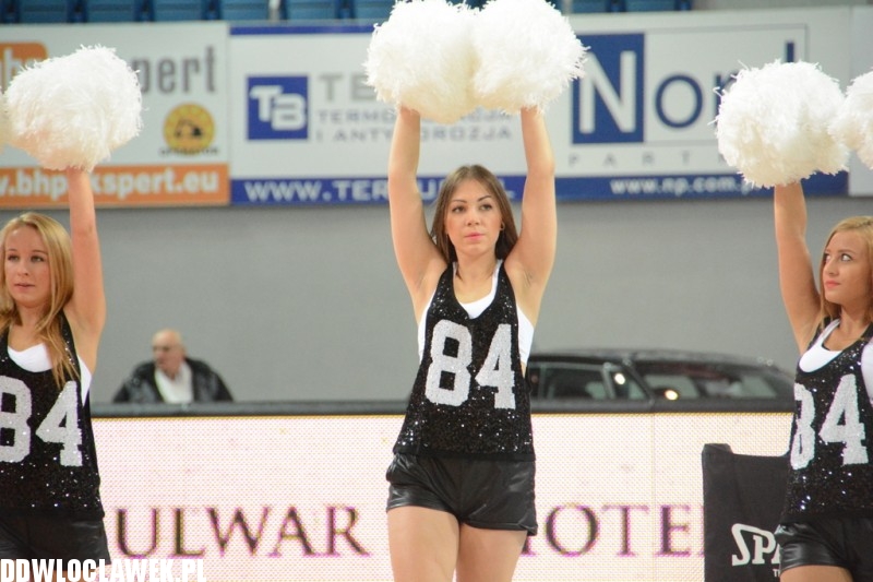 Cheerleaderki Anwilu na meczu z Wilkami