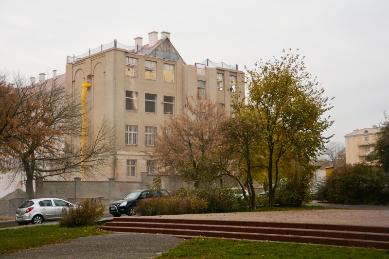 Wyburzanie zachodniego skrzydła LMK