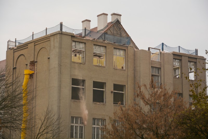Wyburzanie zachodniego skrzydła LMK