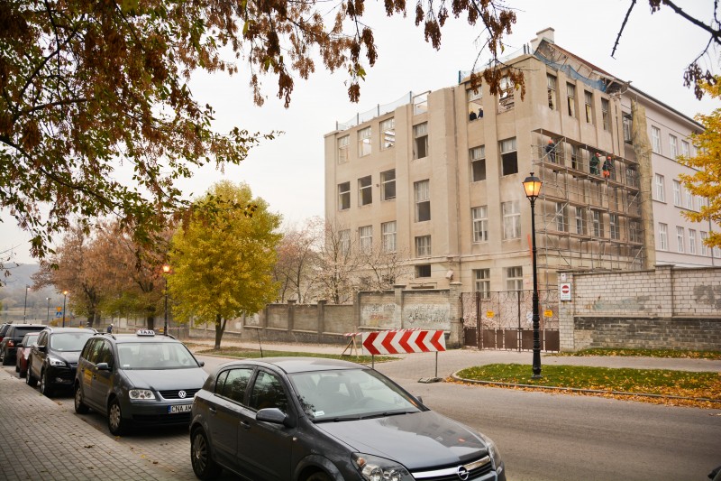 Wyburzanie zachodniego skrzydła LMK