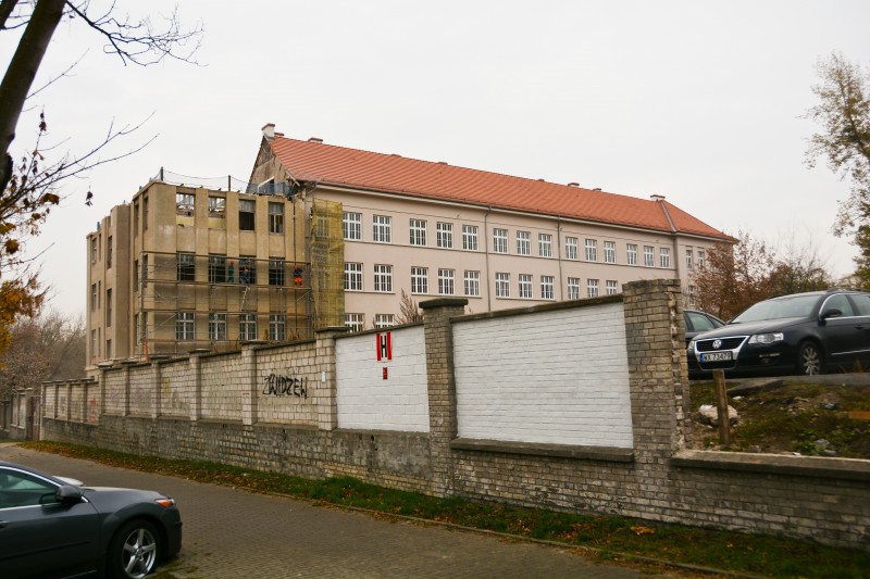 Wyburzanie zachodniego skrzydła LMK