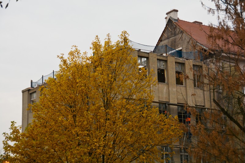Wyburzanie zachodniego skrzydła LMK