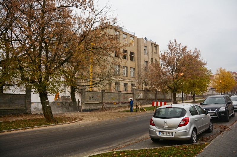 Wyburzanie zachodniego skrzydła LMK