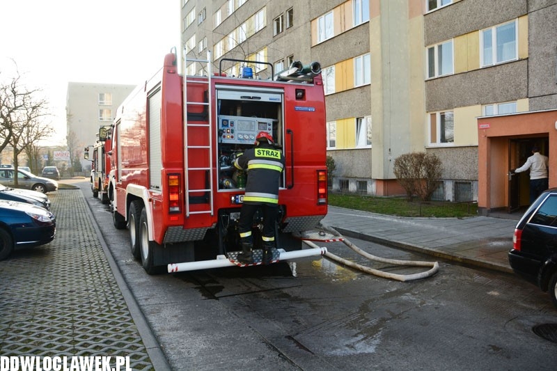 Poranny pożar w bloku na placu Kolanowszczyzna