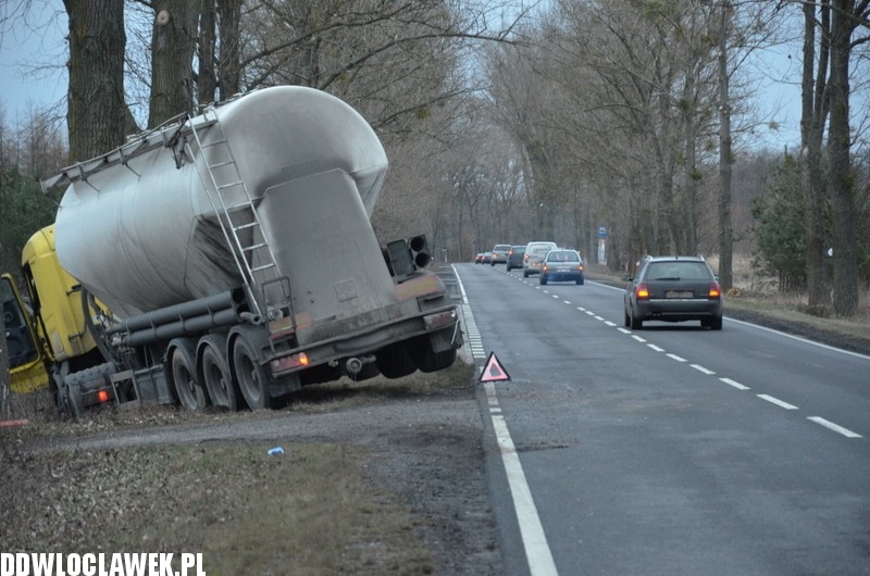 Cysterna wypadła z drogi i zatrzymała się...