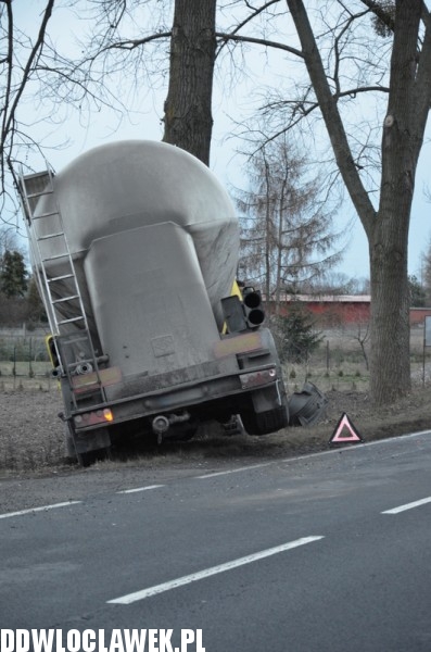 Cysterna wypadła z drogi i zatrzymała się...