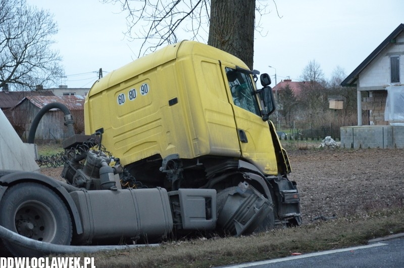 Cysterna wypadła z drogi i zatrzymała się...