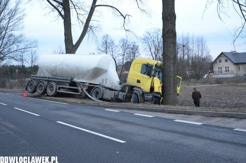 Cysterna wypadła z drogi i zatrzymała się...
