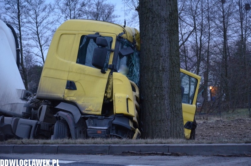 Cysterna wypadła z drogi i zatrzymała się...
