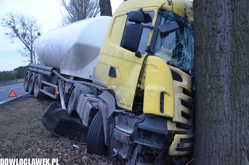 Cysterna wypadła z drogi i zatrzymała się...