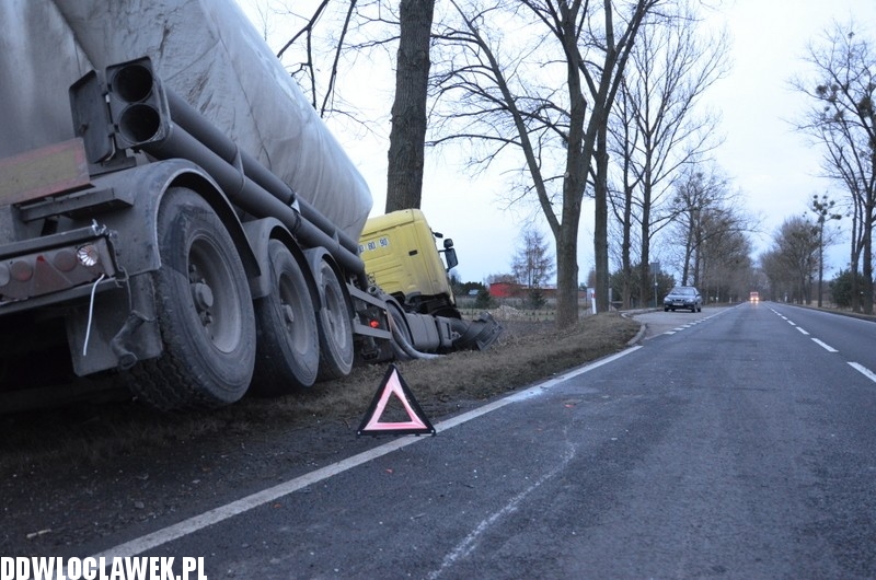 Cysterna wypadła z drogi i zatrzymała się...