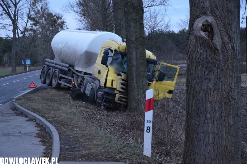 Cysterna wypadła z drogi i zatrzymała się...
