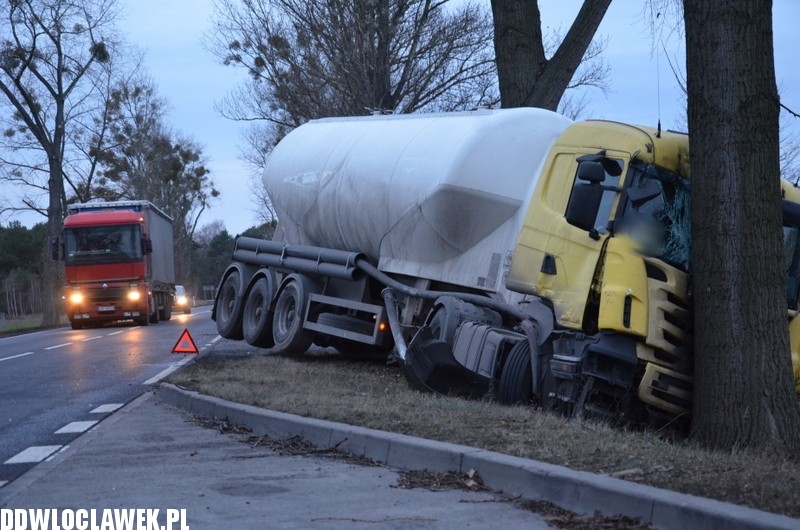 Cysterna wypadła z drogi i zatrzymała się...