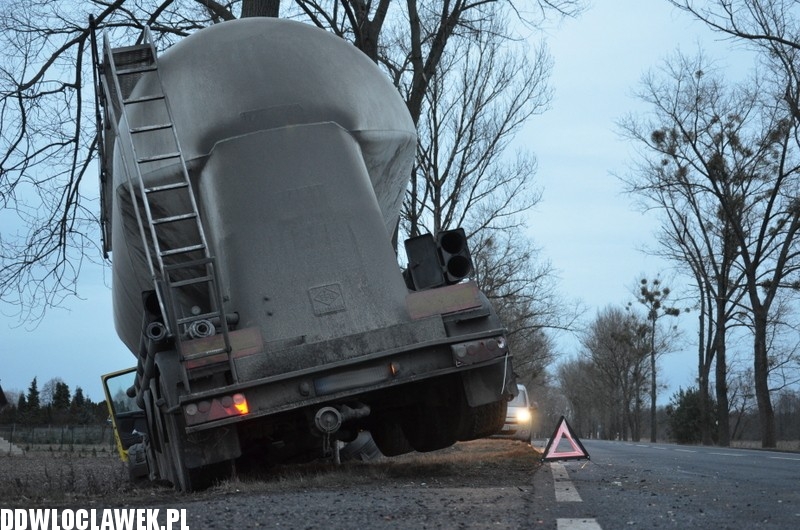 Cysterna wypadła z drogi i zatrzymała się...