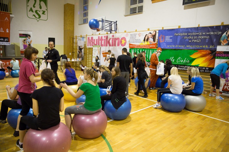 Mikołajkowy Maraton Fitness w sali PWSZ