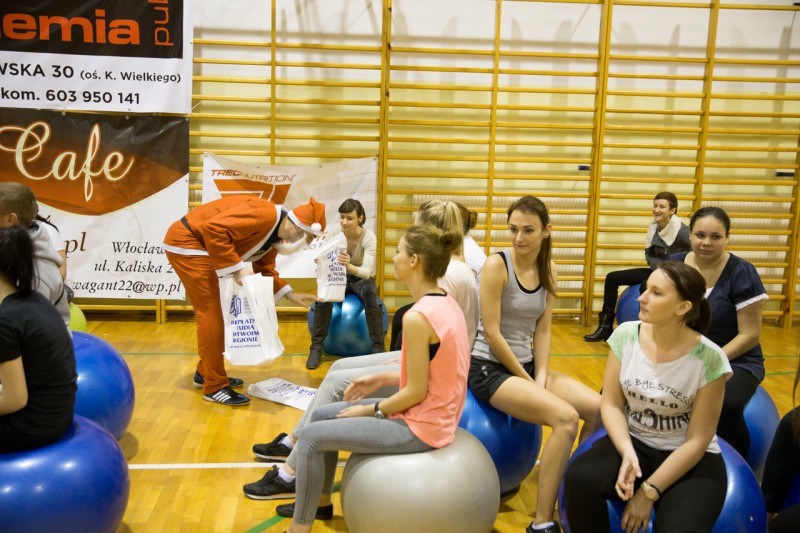 Mikołajkowy Maraton Fitness w sali PWSZ