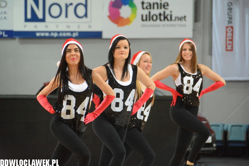 Cheerleaderki Anwilu na meczu z Jeziorem