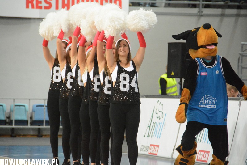 Cheerleaderki Anwilu na meczu z Jeziorem