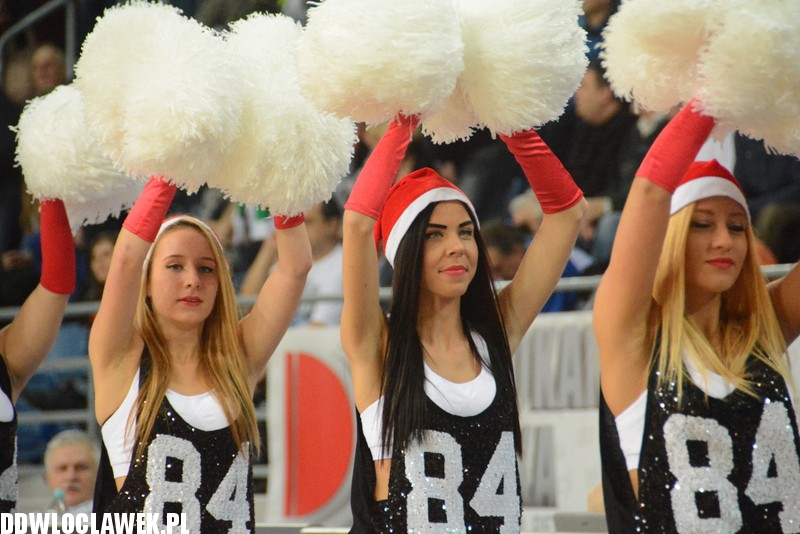 Cheerleaderki Anwilu na meczu z Jeziorem