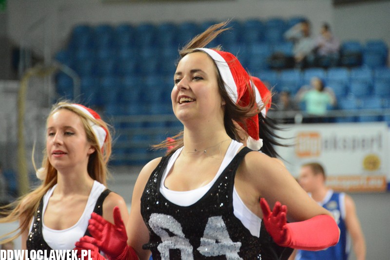 Cheerleaderki Anwilu na meczu z Jeziorem