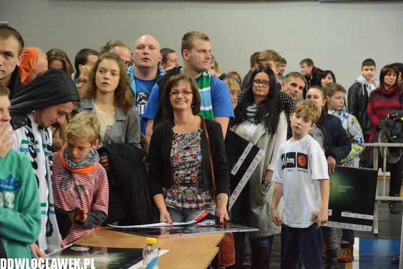 Koszykarze Anwilu podpisali kalendarze