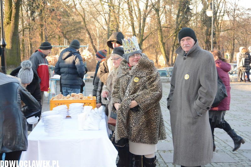 Poczęstunek grochówką po mszy