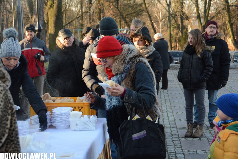 Poczęstunek grochówką po mszy