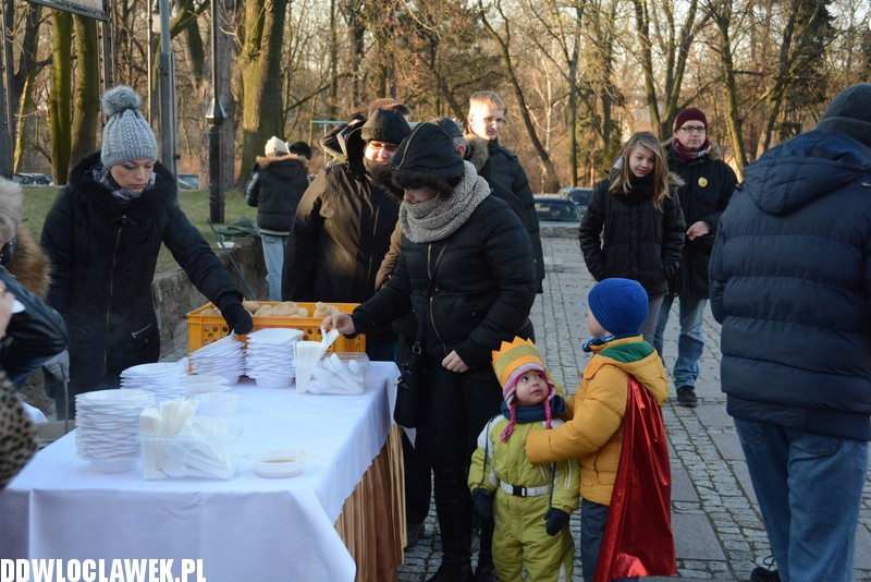 Poczęstunek grochówką po mszy