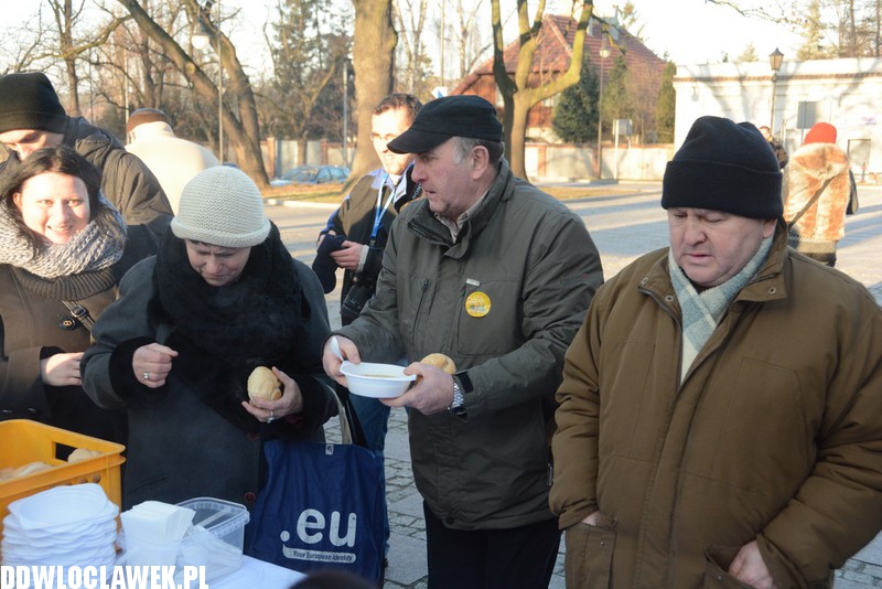 Poczęstunek grochówką po mszy