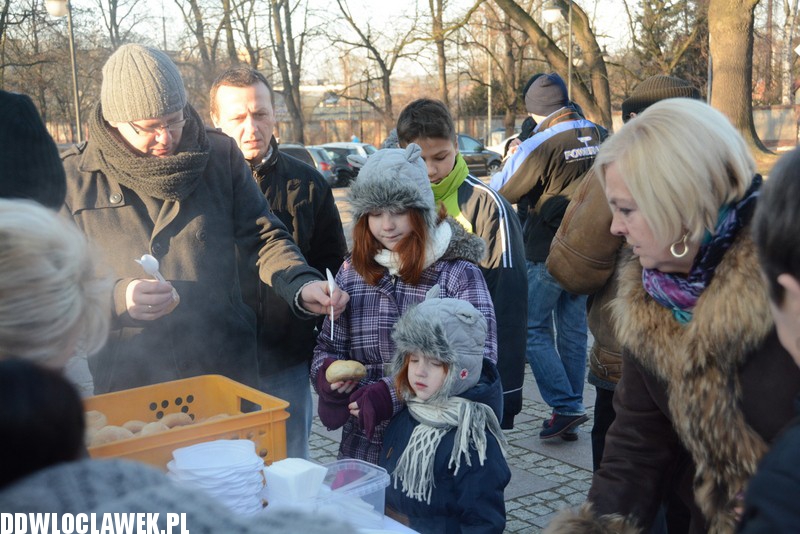 Poczęstunek grochówką po mszy