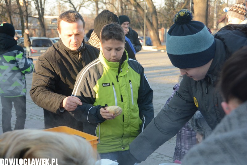 Poczęstunek grochówką po mszy