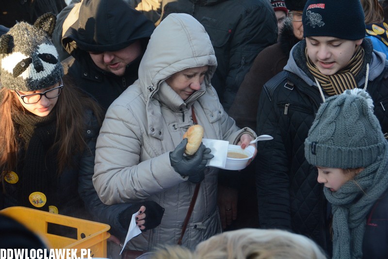 Poczęstunek grochówką po mszy