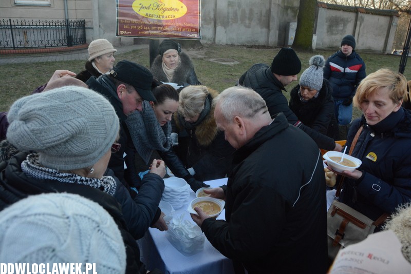 Poczęstunek grochówką po mszy