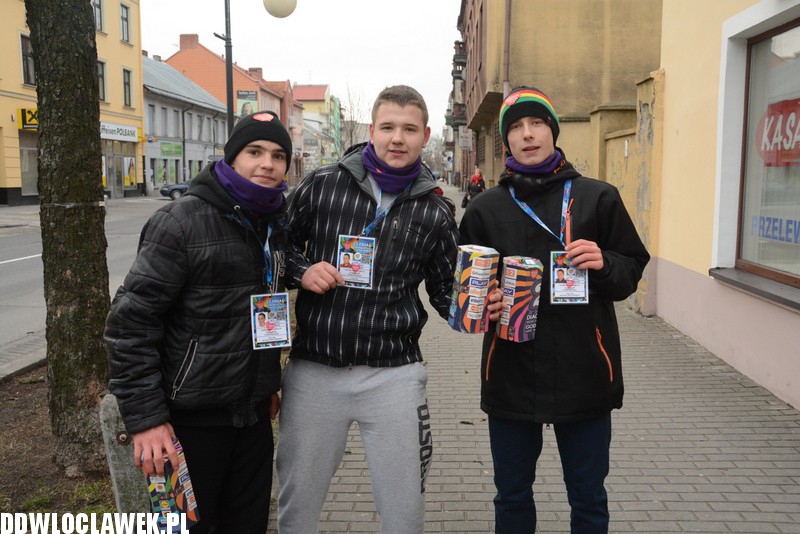Wolontariusze WOŚP zbierają pieniądze