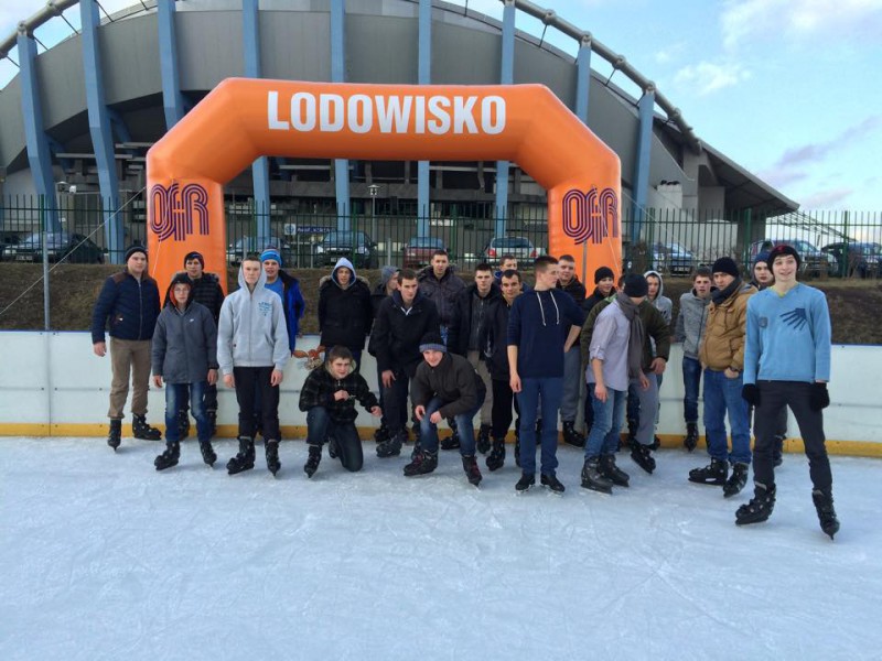 Grupy zorganizowane na lodowiskach