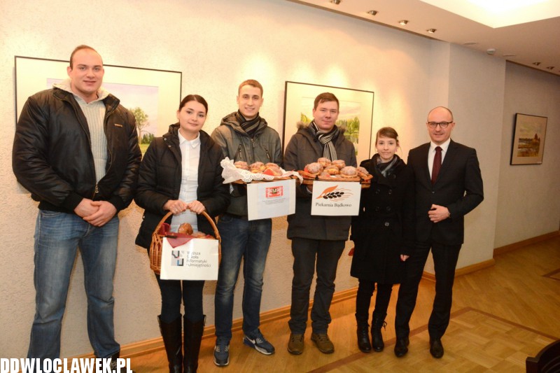 Studenci WSIiU rozdawali pączki włocławianom